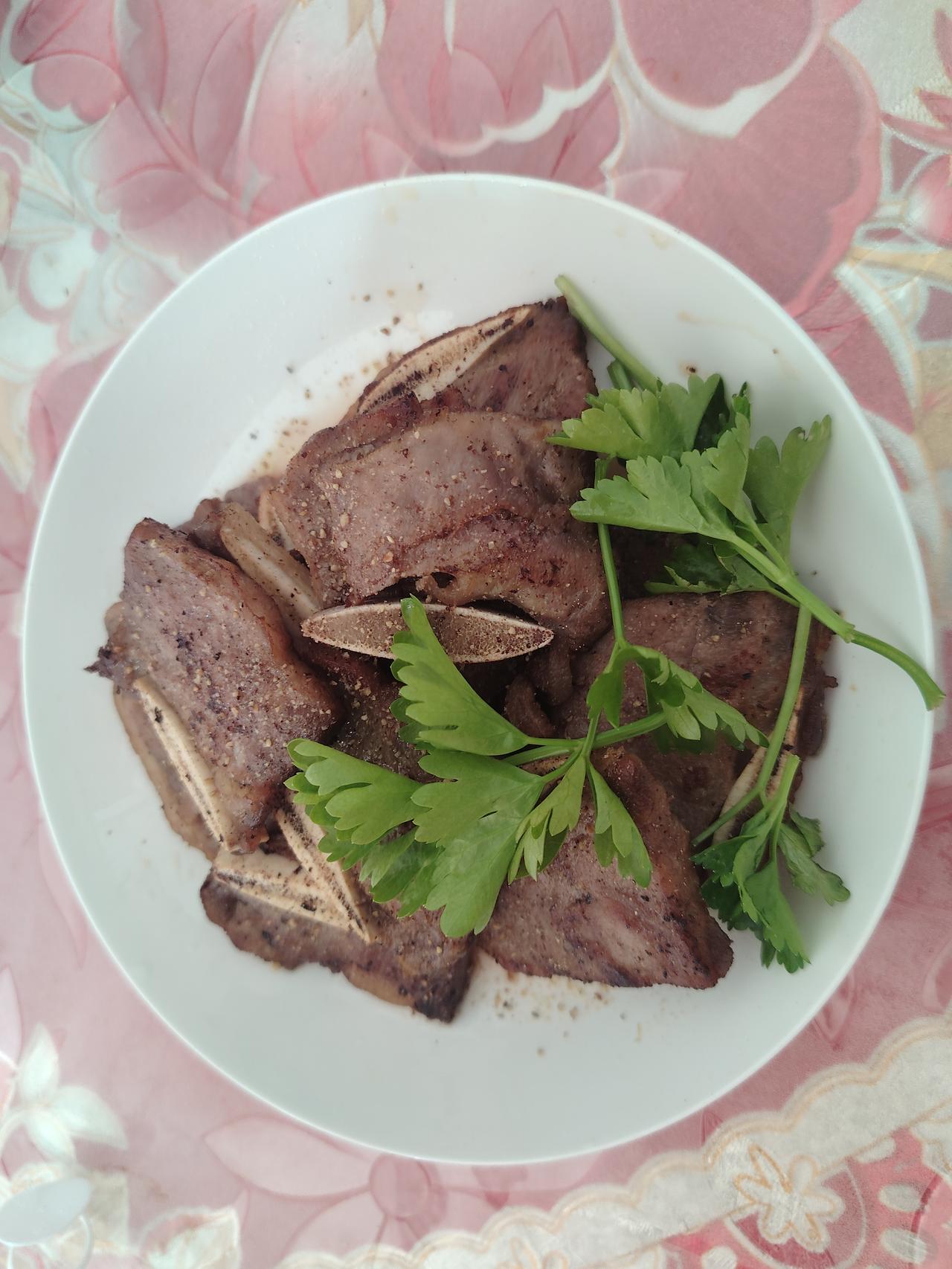 能分享一张美食照片吗家常餐桌的小美好，藏在这盘香煎牛仔骨里。简单调味，锁住肉本身