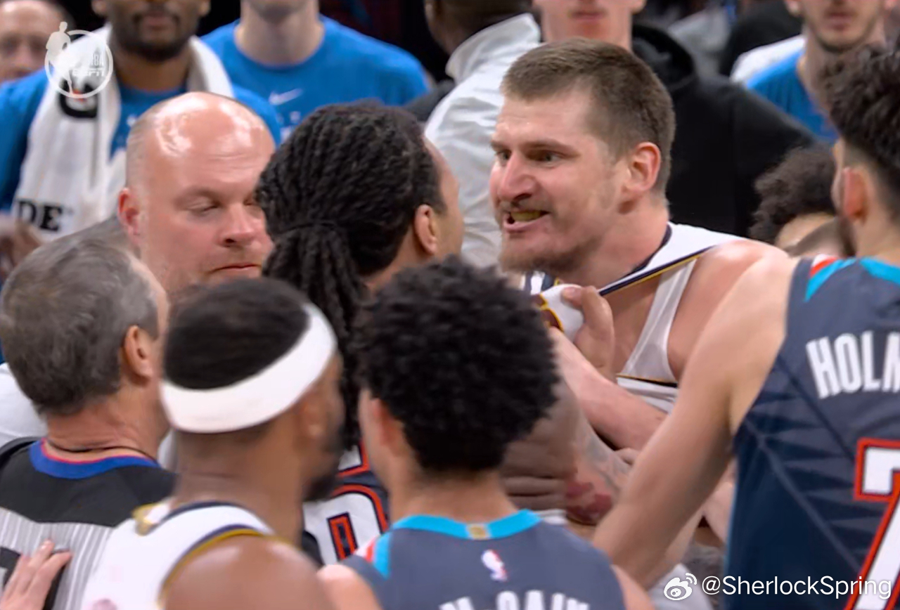 多特一个没必要的坏动作直接放翻了约基奇，约基奇非常生气找多特要说法，杰林威上来拦