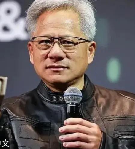 黄仁勋这句话算是把窗户纸捅破了。
他在洛杉矶峰会上现场接了特朗普的电话，开免提，