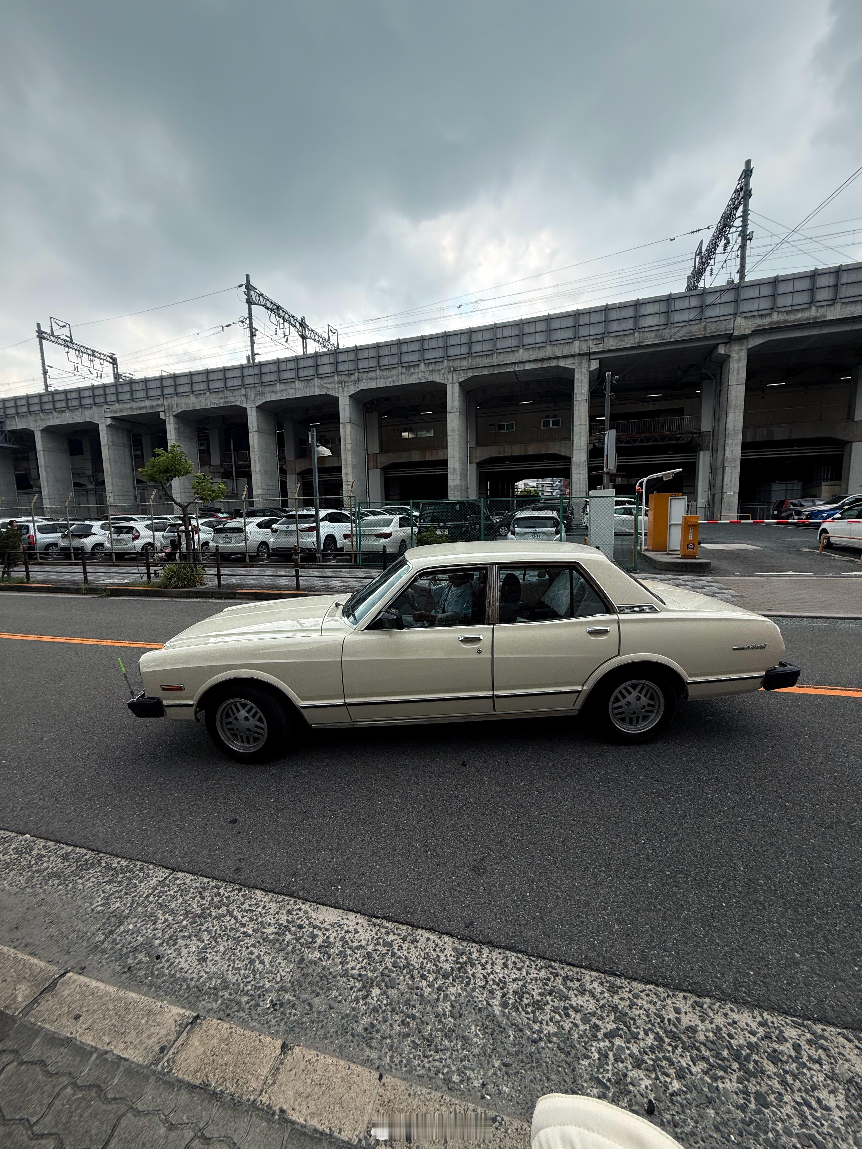 今天看到了老东西，丰田Cressida X30，可以理解成是70年代的“丰田亚洲