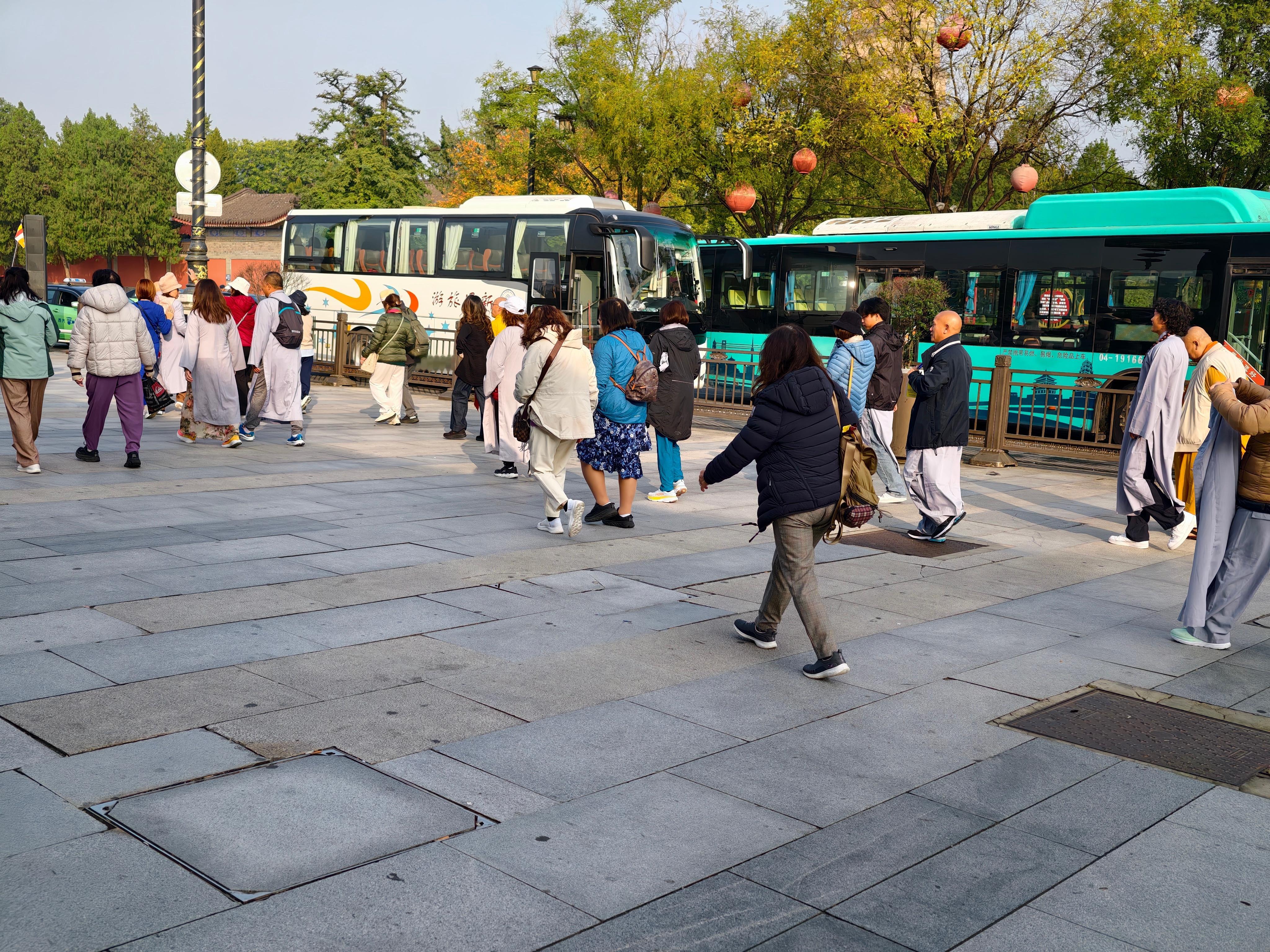 佛学旅游团？人们都穿着僧衣。但是好几个人就那么随意套在身上，看上去并不虔诚，没有