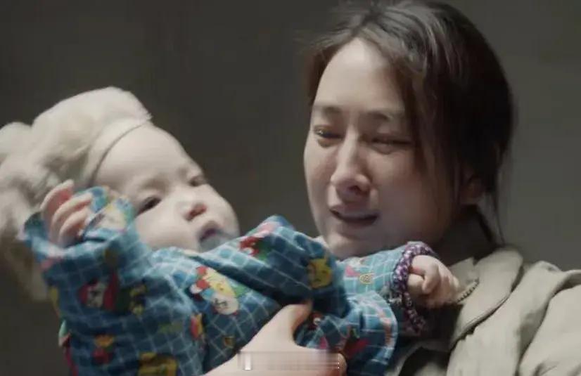 《我是刑警icon》白玲给孩子喂完奶就破防了，她婆婆痛苦地把孩子抱出去，很多人都