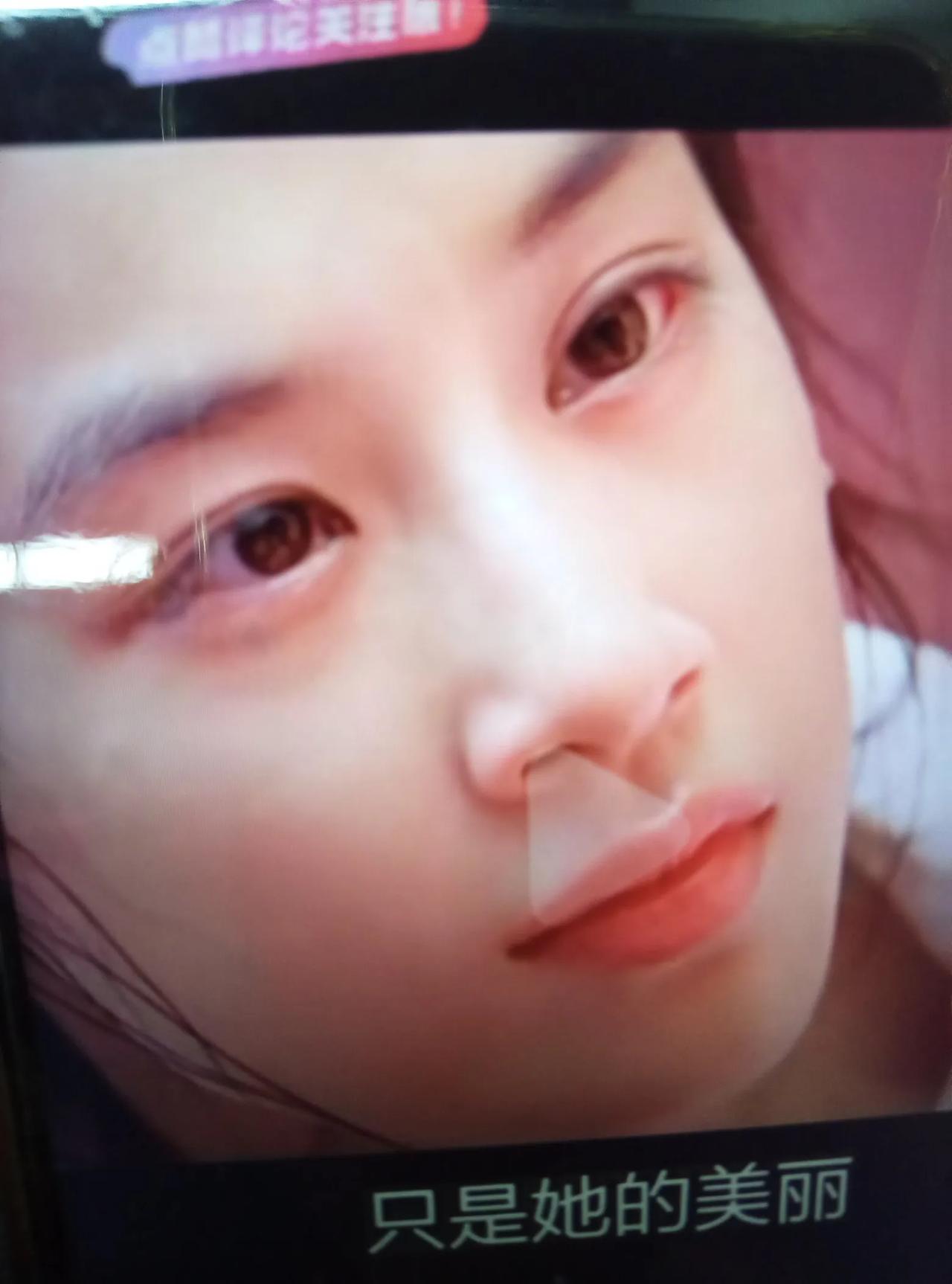 三十年前，黄圣依是大陆女星第一位，担任港片的女主角的第一人，而且是周星驰片中的女