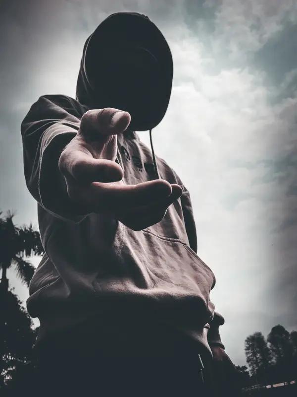女人这辈子能靠谁呢？靠父母，他们会慢慢老去，精力和能力有限，不可能护你一辈子周全