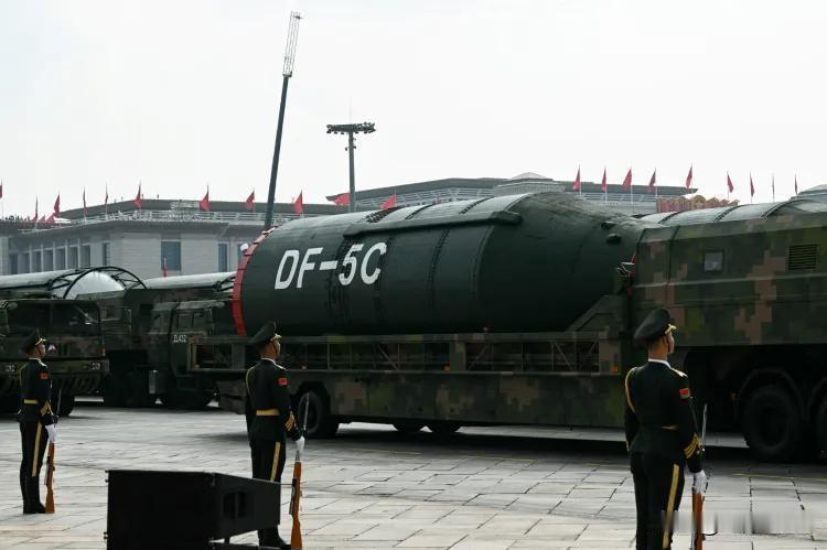 建军99周年重器：福建舰四新一体电磁弹射，东风-5C全球覆盖
从“五件套”配齐到