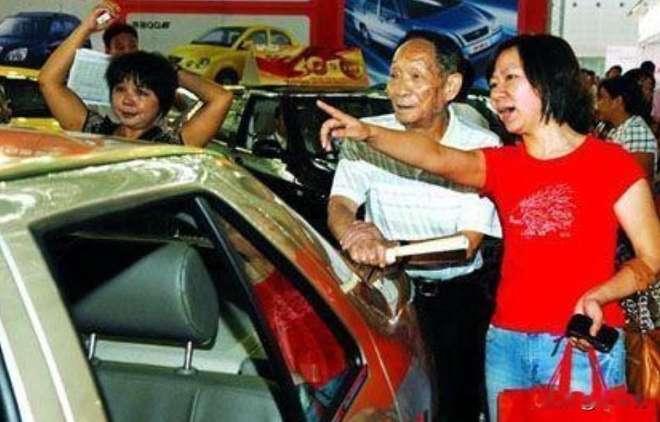 2008年，袁隆平参加车展时被一辆68.8万的敞篷车吸引，忍不住摸了一把。就这么