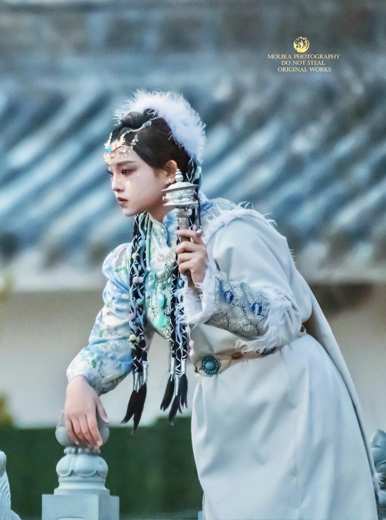 我的今日状态：💰期待暴富
我这里的天气：☀️晴天
雕栏玉砌旁，银饰摇响，白衣似