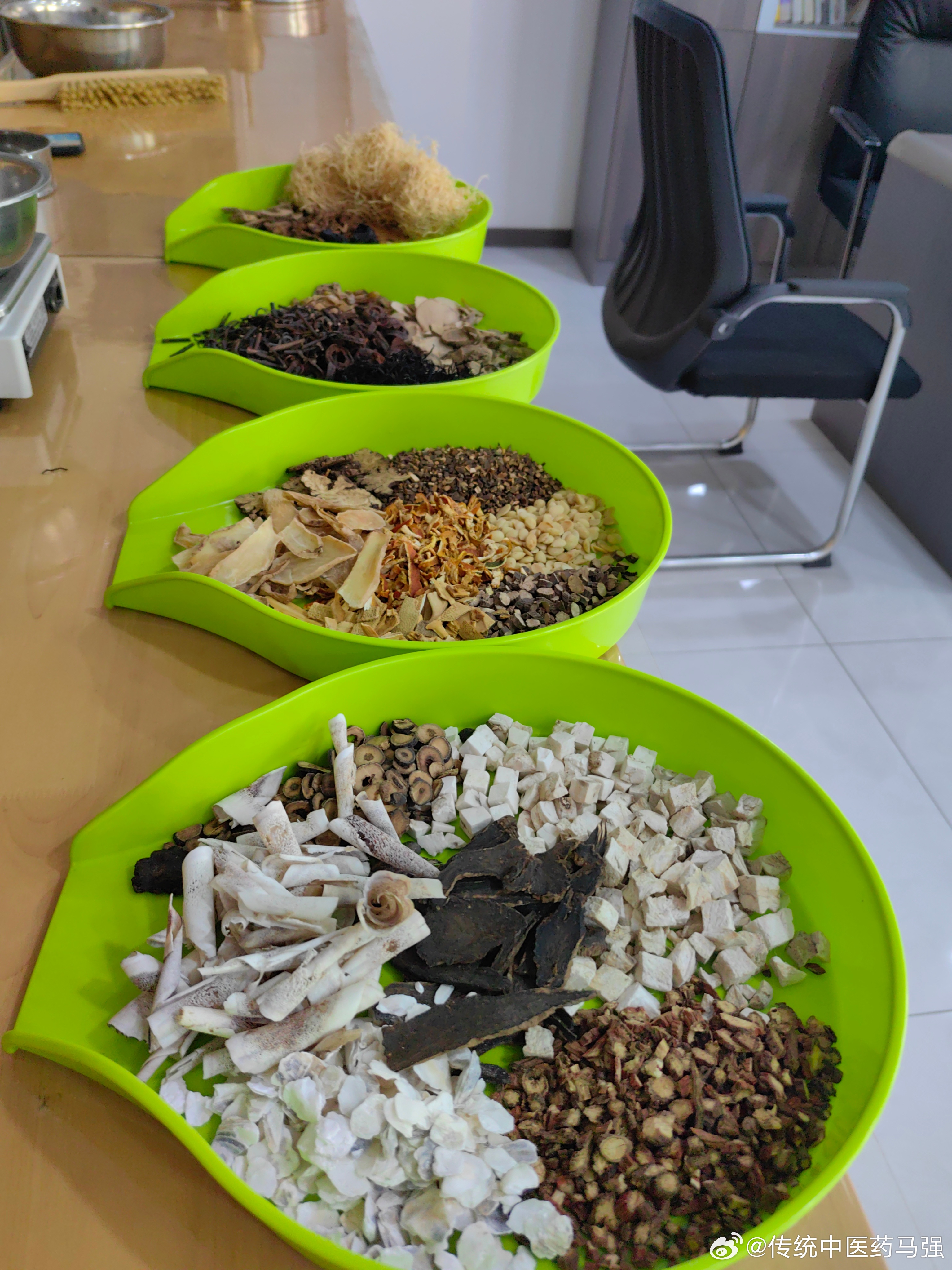 情绪反扑的时候，请允许自己枯萎几天，然后再接着生活，因为我们都是成年人，成年人的