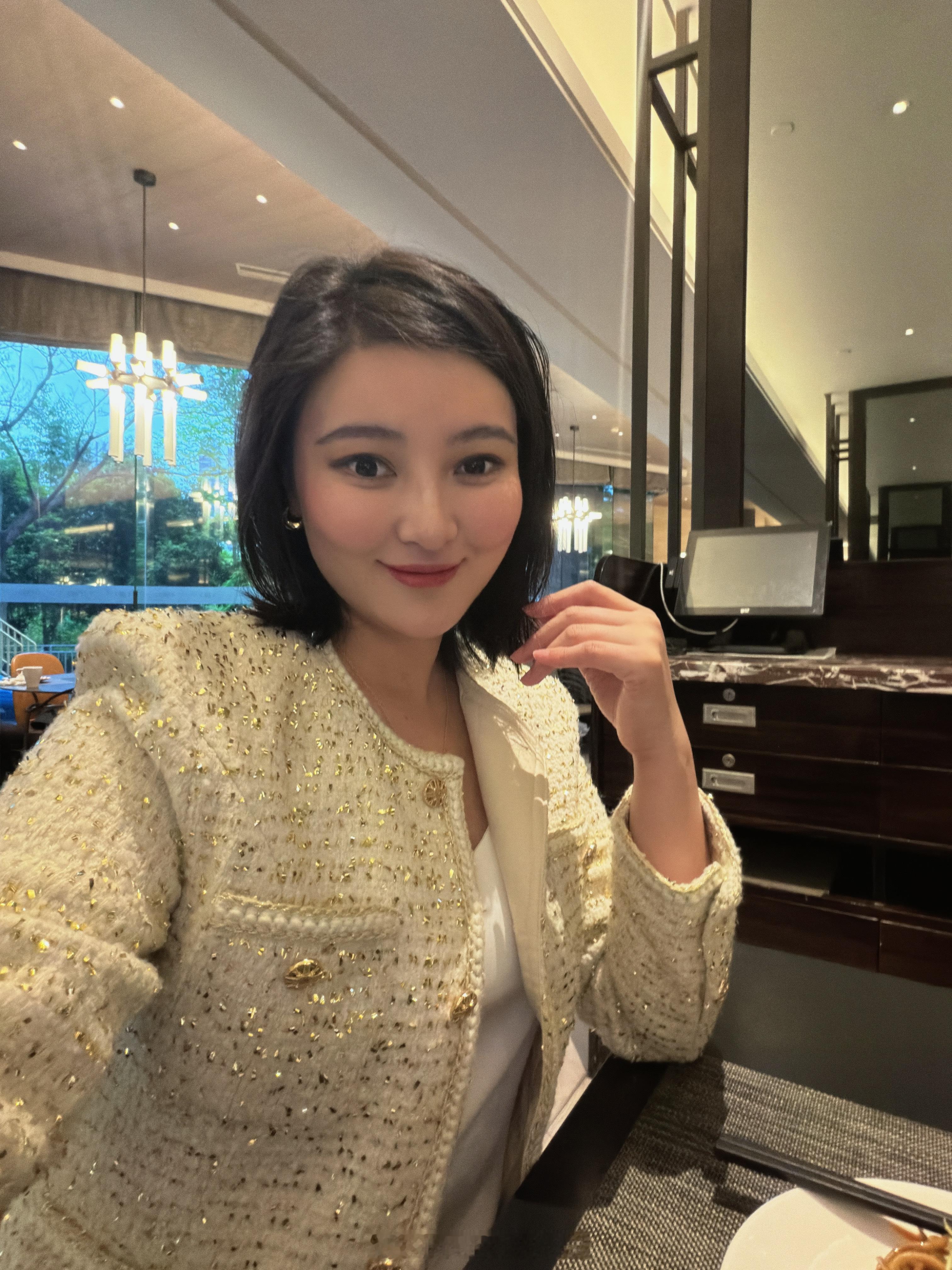 吃草吃草 再不吃草裤子穿不进去了 上海·颖奕皇冠假日酒店-酒店公寓