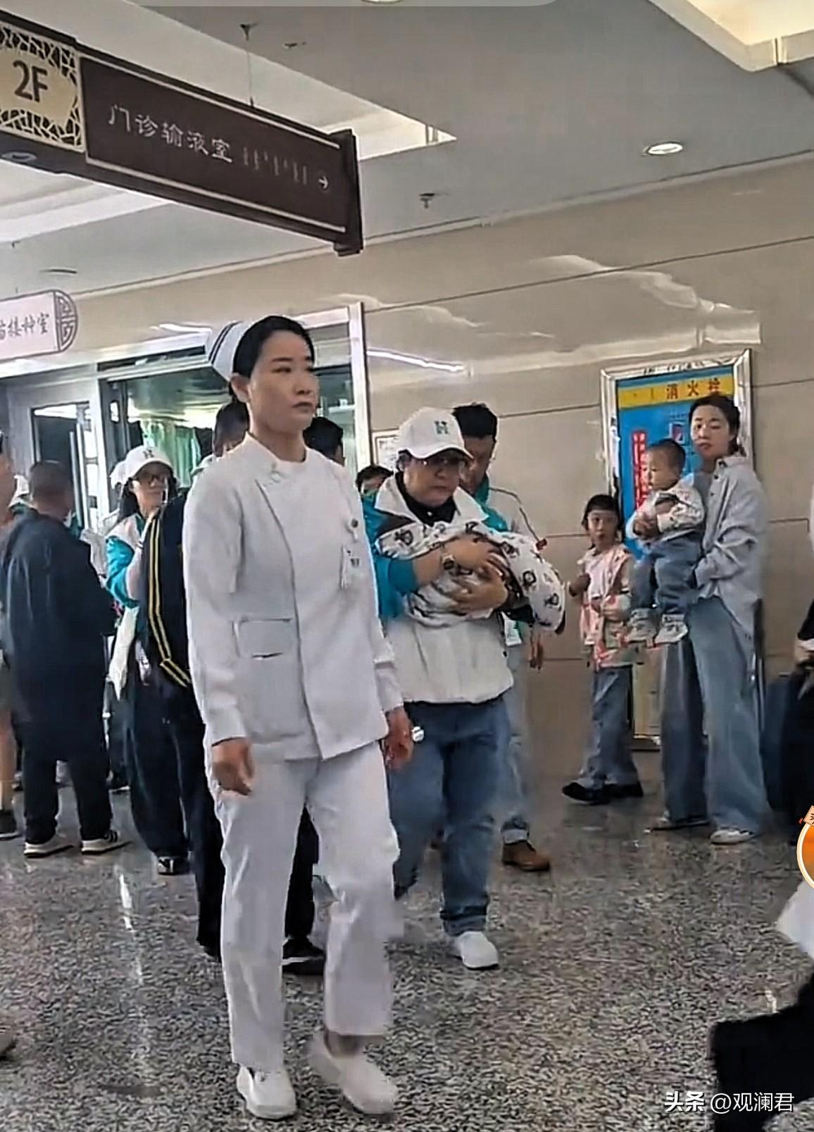 韩红高调做慈善，再度成为热点。
韩红率医疗队在内蒙进行巡诊，网络上铺天盖地的现场