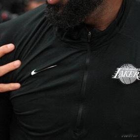 篮球体育 湖人队季后赛第二轮遭雷霆队横扫，41岁老将LeBron James下一
