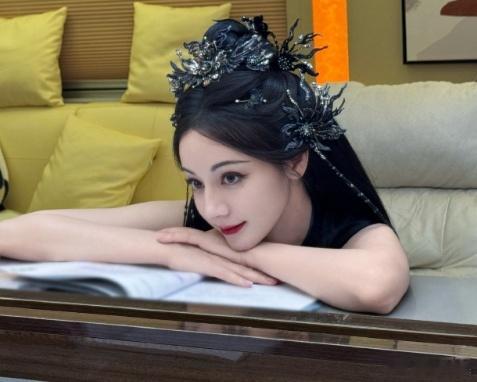 #迪丽热巴贺思慕定妆花絮图# ​​​贺思慕定妆花絮图来咯~被万灵之主美到比呼吸还