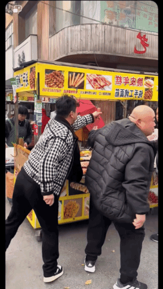 即便被拽倒
也不耽误撸串！