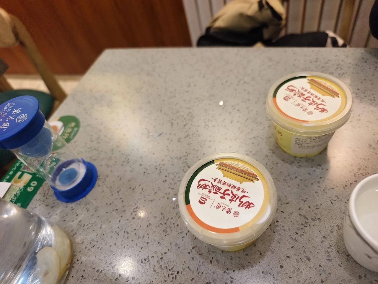 冬日生活打卡季有人爱吃这个酸奶呢，比一般的老酸奶要棉绸，有点奶酪的感觉，酸酸甜甜