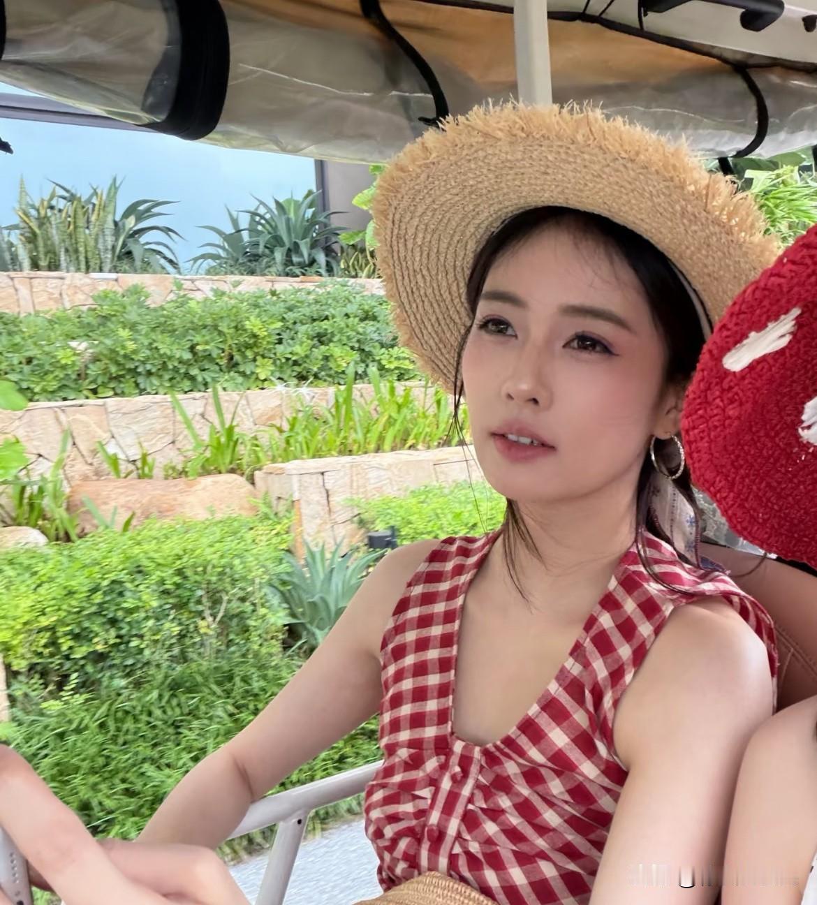 7月19日，白鹿闺蜜助理镜头下的白鹿
相比营业照，更添真实感，白鹿跟这个闺蜜助理