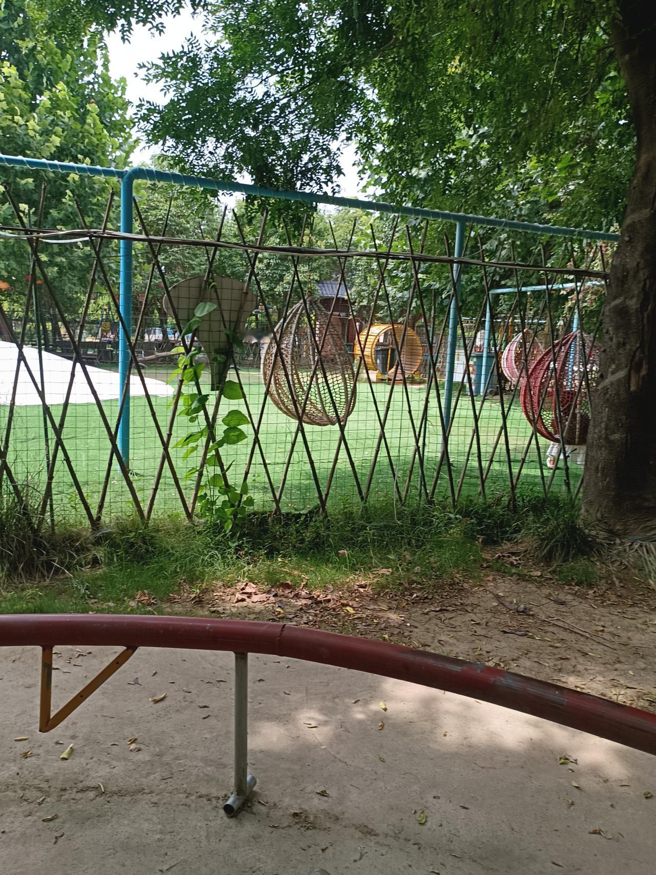 当你上了一天的班
拖着疲惫的身体
下班时看见对象
开着车来接你
然后两个人一起商