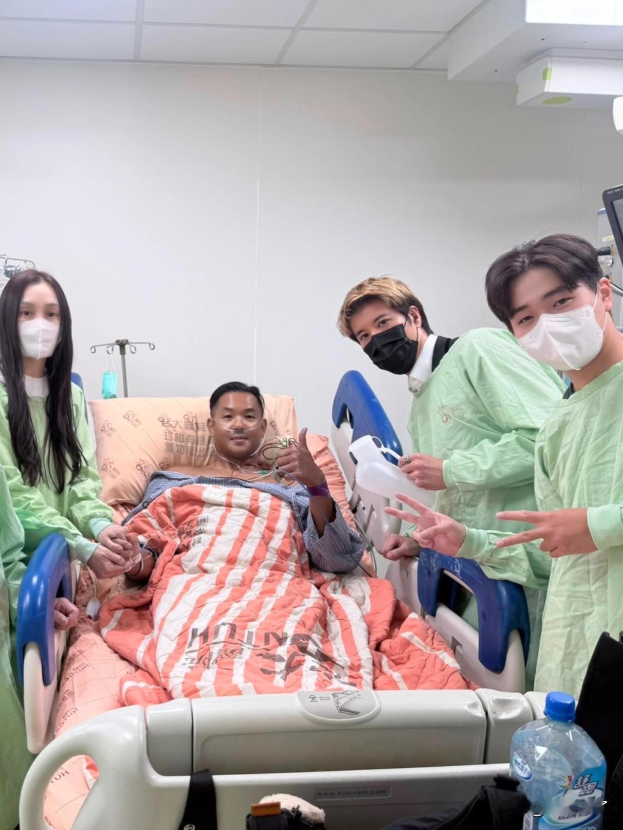 王力宏就探望陈建州，好朋友第一时间到，不过二哥你穿西装拿niao壶是何意味🤣 