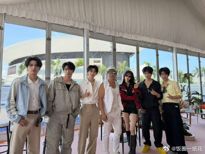 刘耕宏时代少年团合照刘耕宏发的时代少年团赛车合照赛车场地线下碰面合影留念，刘耕宏