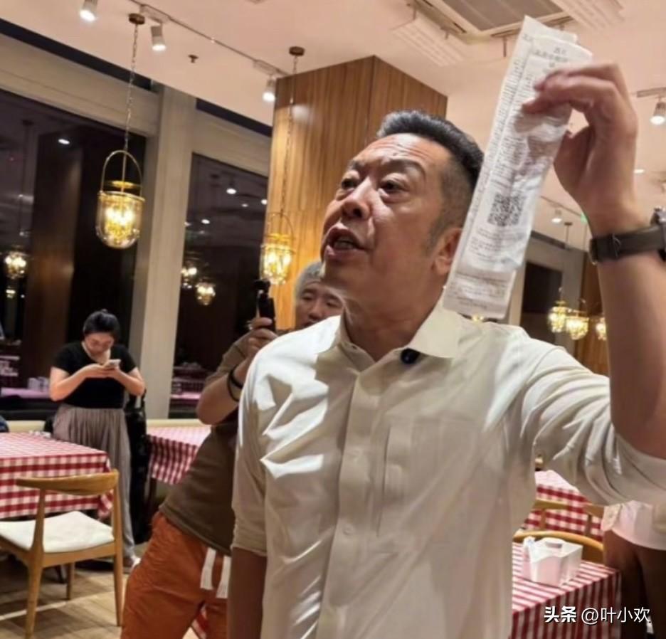 查了一下贾国龙的身份，
我终于明白了，他为什么敢跟老罗叫板。因为他除了是西贝创始