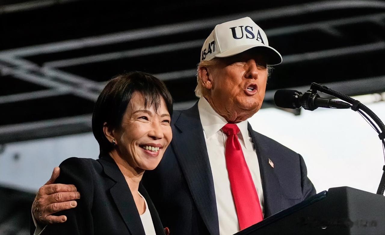 特朗普当众搂住高市早苗，称美日“不打不相识”，高市早苗面露笑容。