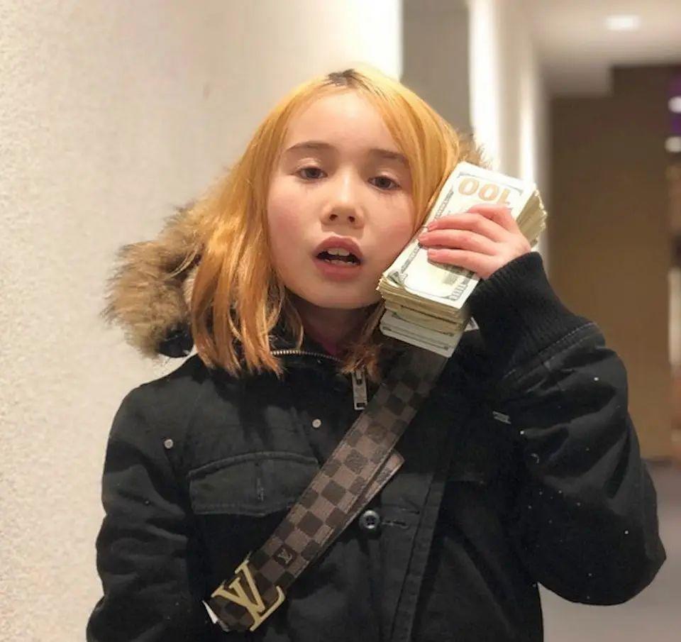 14 岁的加拿大网络名人 Lil Tay 过去因在社交网站上发布跑车、豪宅和花钱