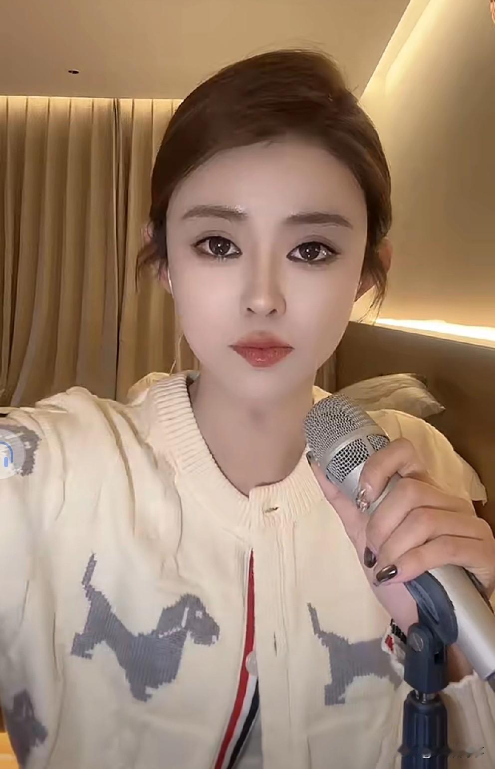 “腿腿”掉粉严重，强装镇定仰头大笑！

          今晚腿腿正常直播强撑