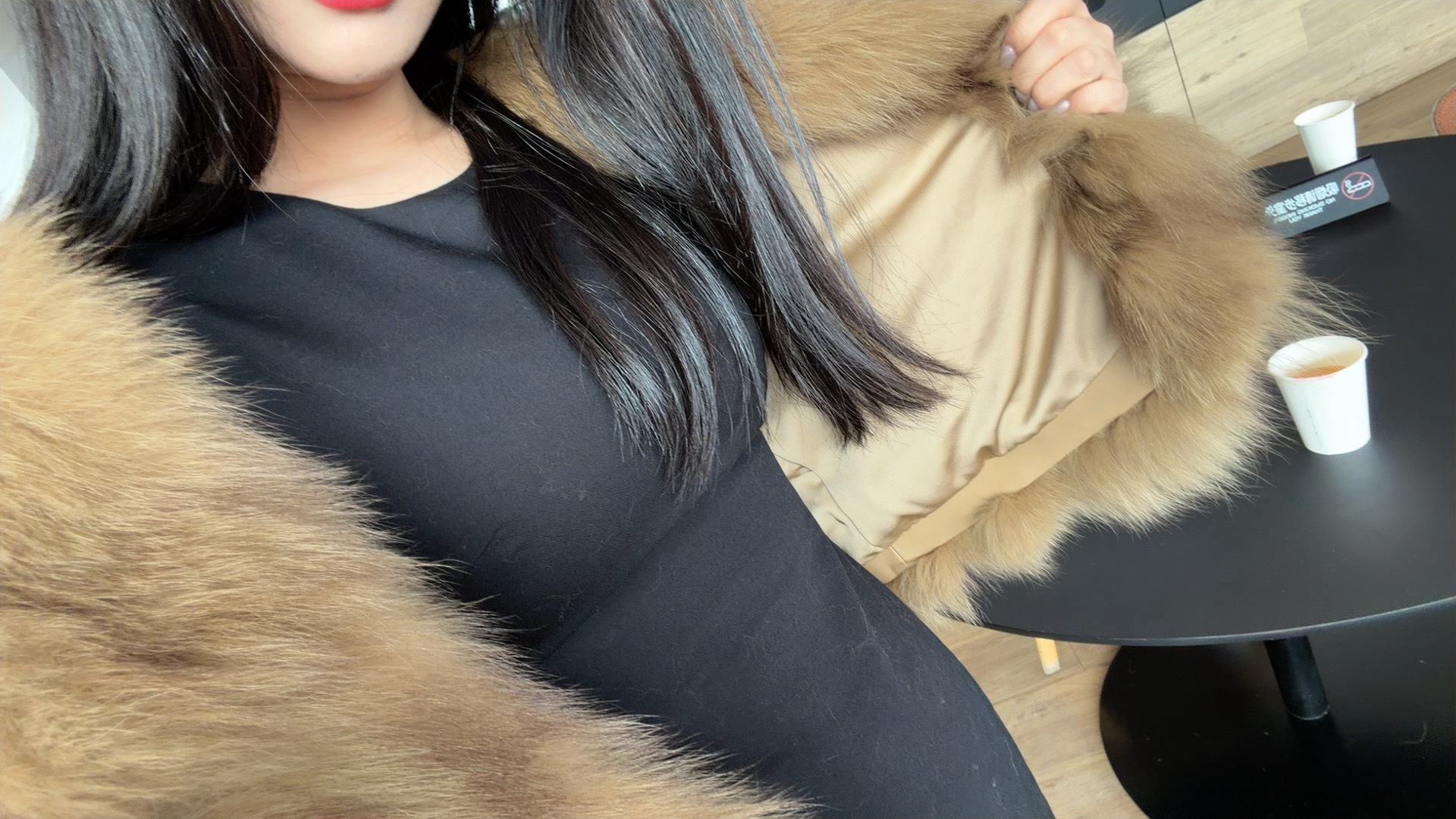 我跟你讲嚯～你们要是穿毛毛的衣服，记得带粘毛器！我还没开始拍摄，因为我在等我的外