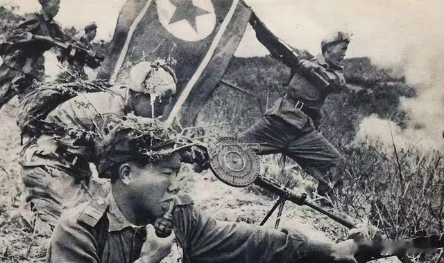 特等功臣炸毁11辆坦克后隐身扫大街，1957年登上天安门，主席惊问：雷保森，谁让