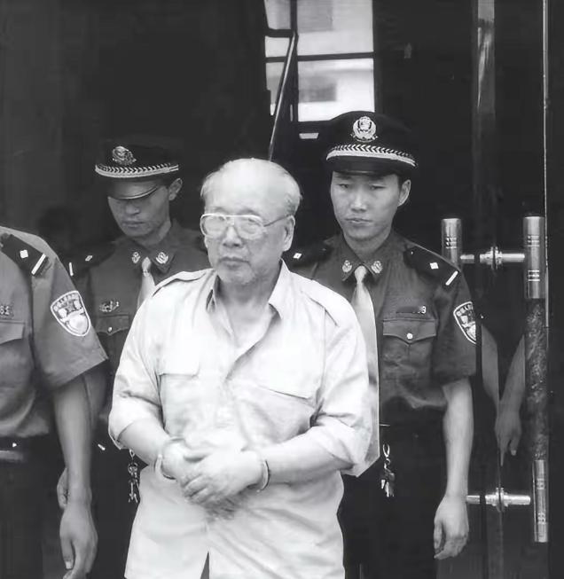 1999年，检察人员一脚踹开大门，一个古稀老头正在寡妇床上温存，只见他淡定提起裤