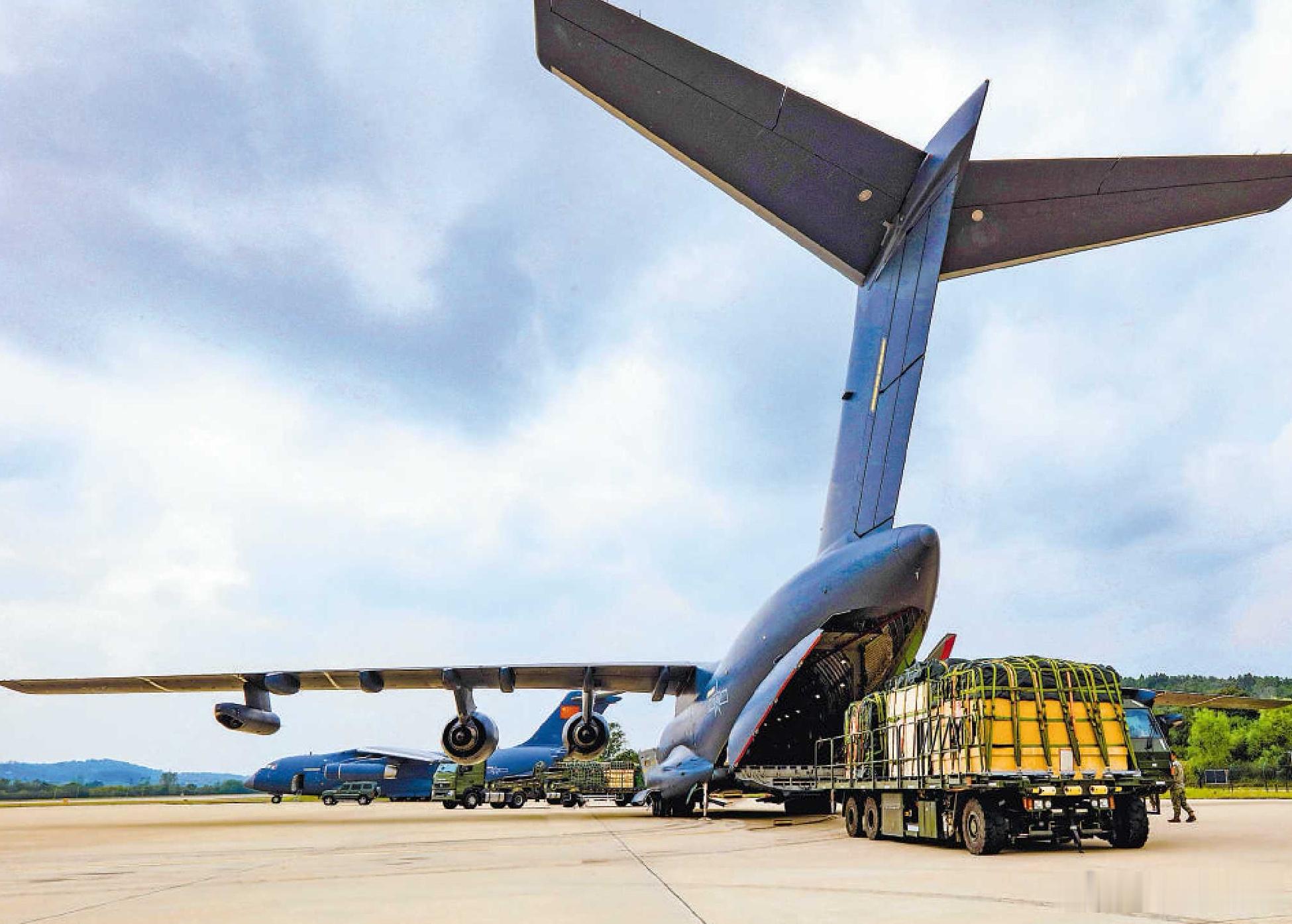 Y-20B挂载空中加油吊舱成常态，转自解放军报。 ​​​
