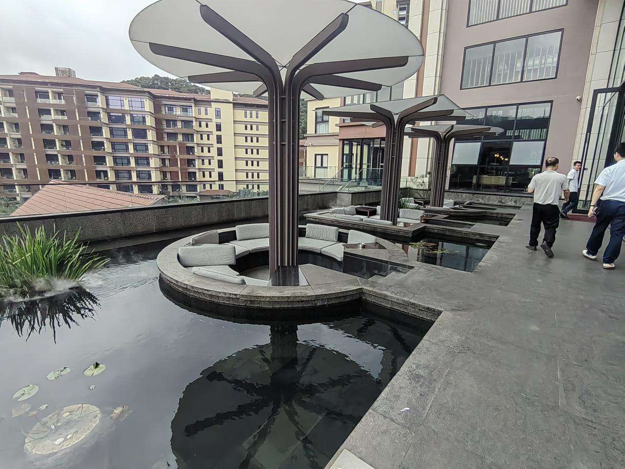 现代都市中的宁静绿洲，享受都市生活的惬意时光。
