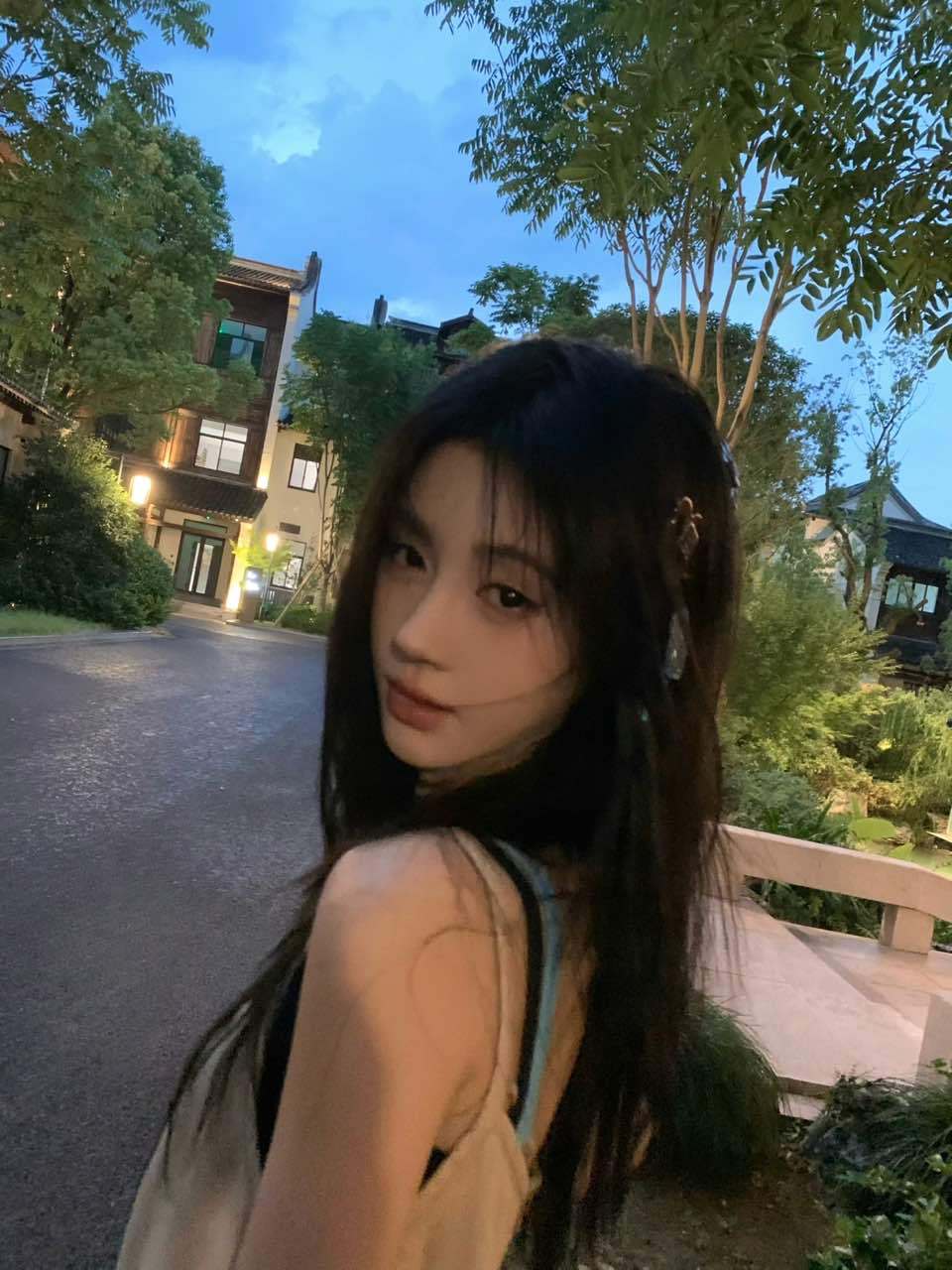 鞠婧祎发卡和衣服撞色了鞠婧祎叮咚营业特别有穿搭小巧思的小鞠～ ​​​