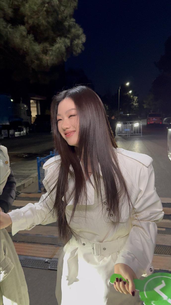 单依纯网络视听盛典上班路透 有问必 yes 的单依纯也太萌了！乖乖配合提问的模样