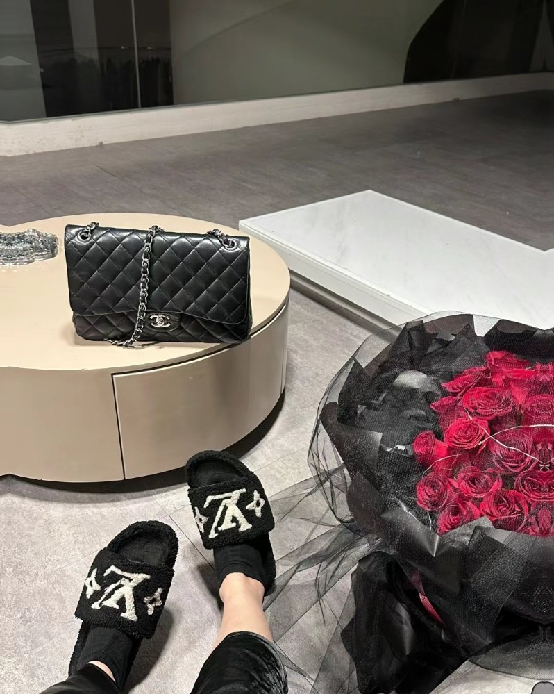 希望所有女孩子在每个年龄段 都有乘风破浪的勇气 活出最飒的自己 二十而立 三十随