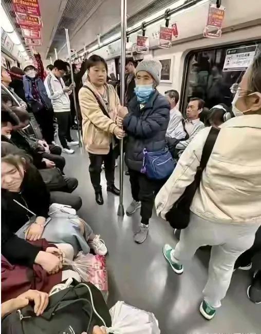 地铁上最让人看不惯的一幕！在四川的一趟地铁车厢里，座位上几乎全部都坐满了人，此时