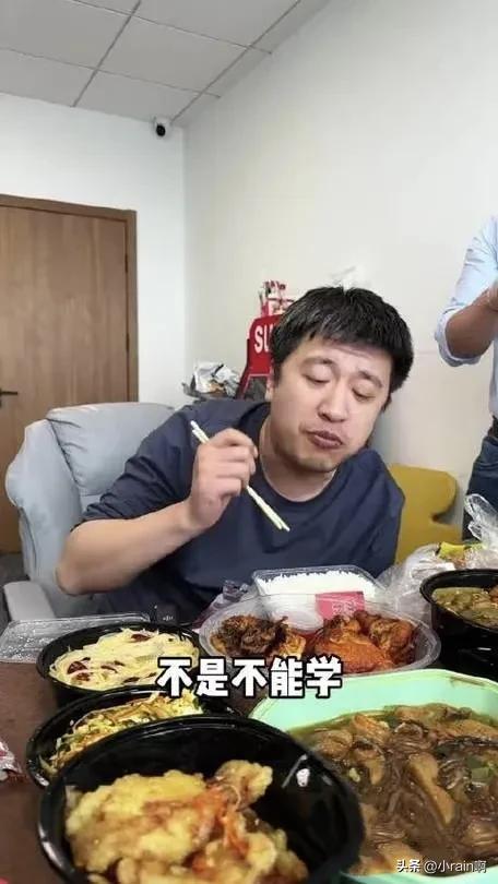 看到张雪峰和向华强两人的饮食，才懂张雪峰的悲哀和港台艺人为什么状态如此抗打。张雪