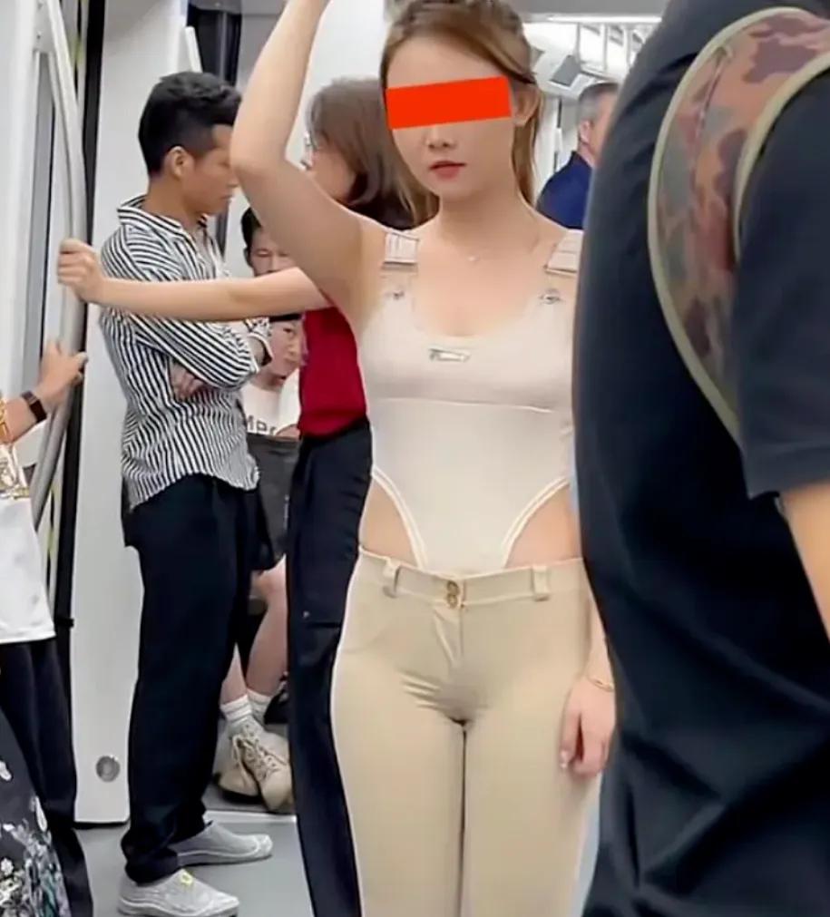 早晨的地铁总是承载着匆忙的脚步和不同的生活故事。近日，一件独特的时尚事件在这里上