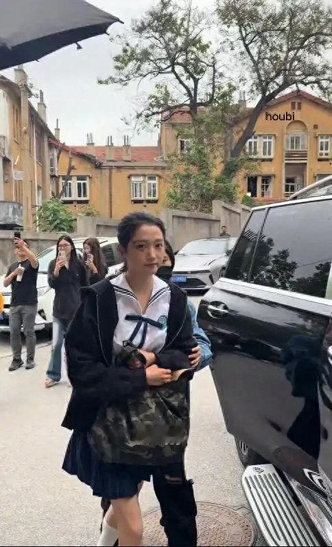 关晓彤肿脸路演背后：童星“拼命”十年，内娱何时让人喘口气？ 