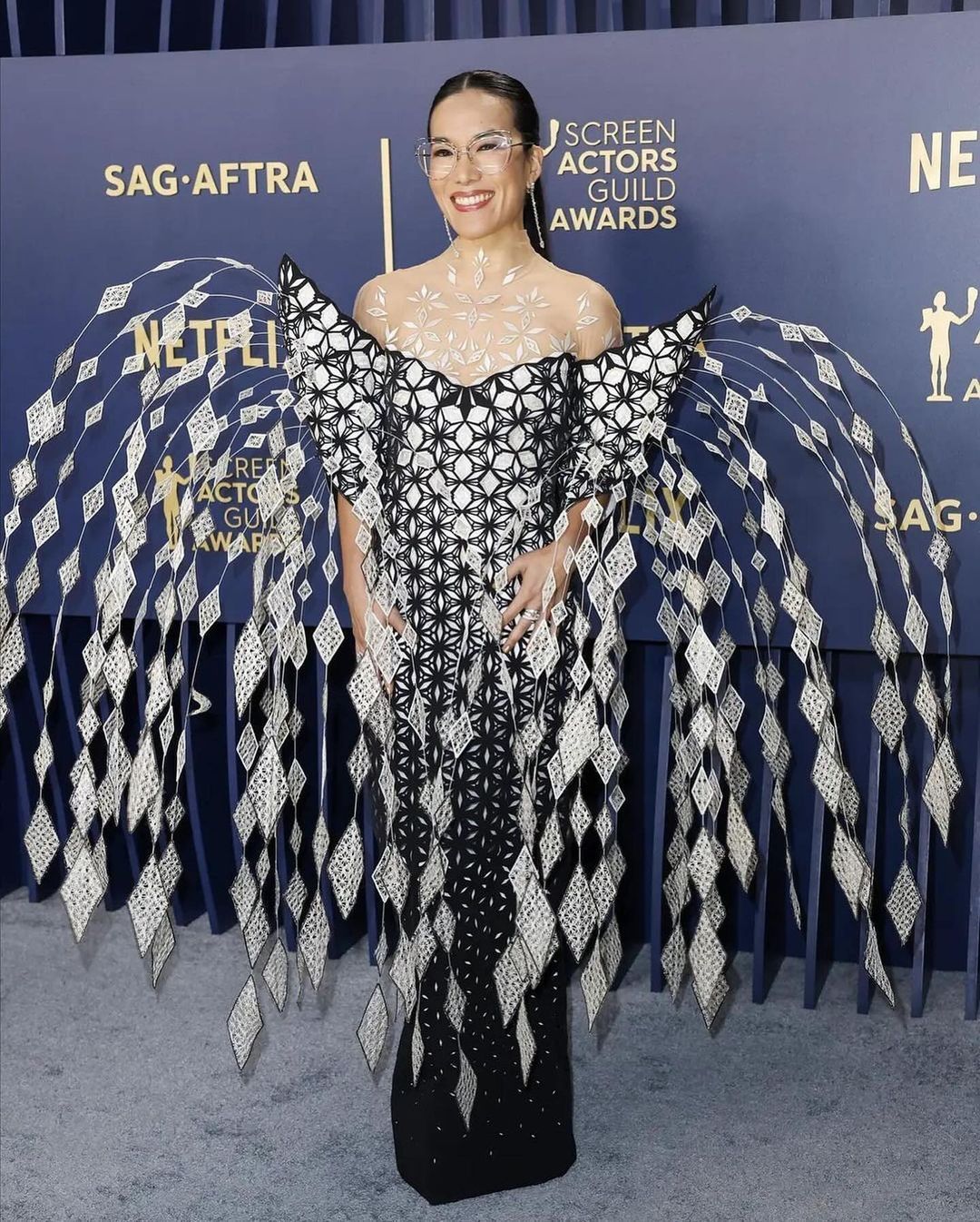 黄阿丽亮相演员公会奖红毯，身穿Iris van Herpen 2023秋冬高定，