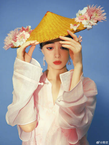 蒋欣斗笠造型蒋欣粉衣斗笠造型粉衣温婉配上古风斗笠，轻纱半掩眉眼，温婉柔情碰撞江湖