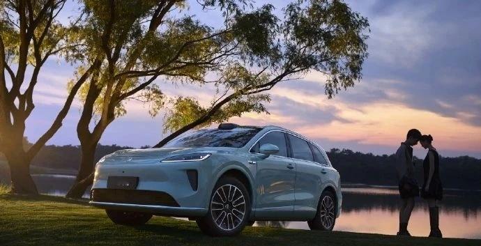 尚界H5正式亮相从官图来看，尚界H5定位于中型SUV，车身整体设计较为简约，前脸