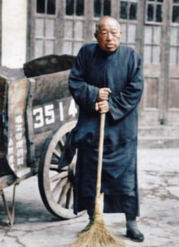 1951年，陈毅让83岁的黄金荣扫大街，蒋介石得知后感叹：陈毅真厉害。1951年