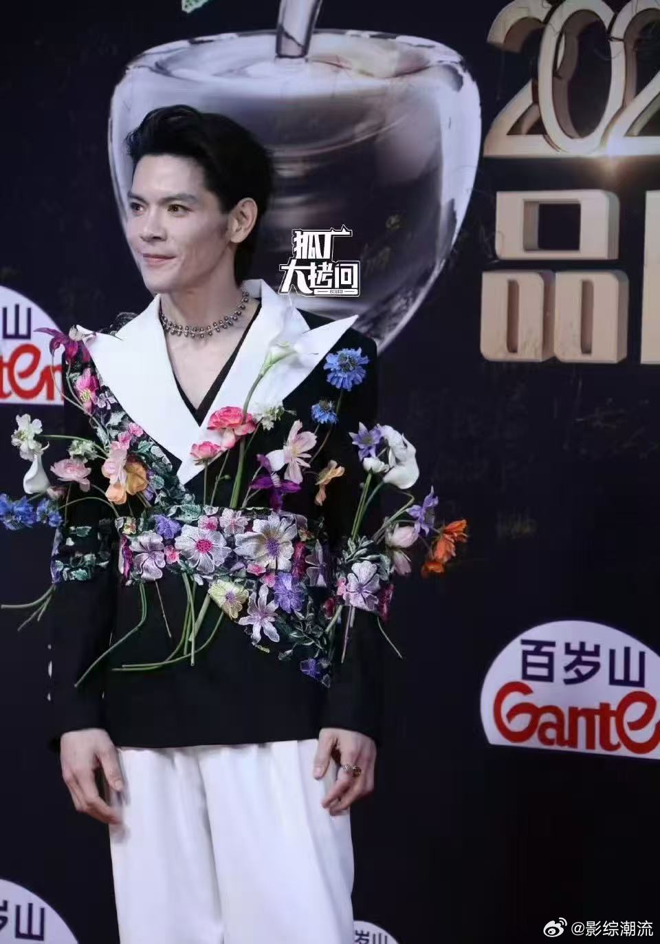 以为向佐刘晓庆穿的是情侣装 谁懂啊，刷到向佐和刘晓庆的同框照，穿搭默契度直接拉满