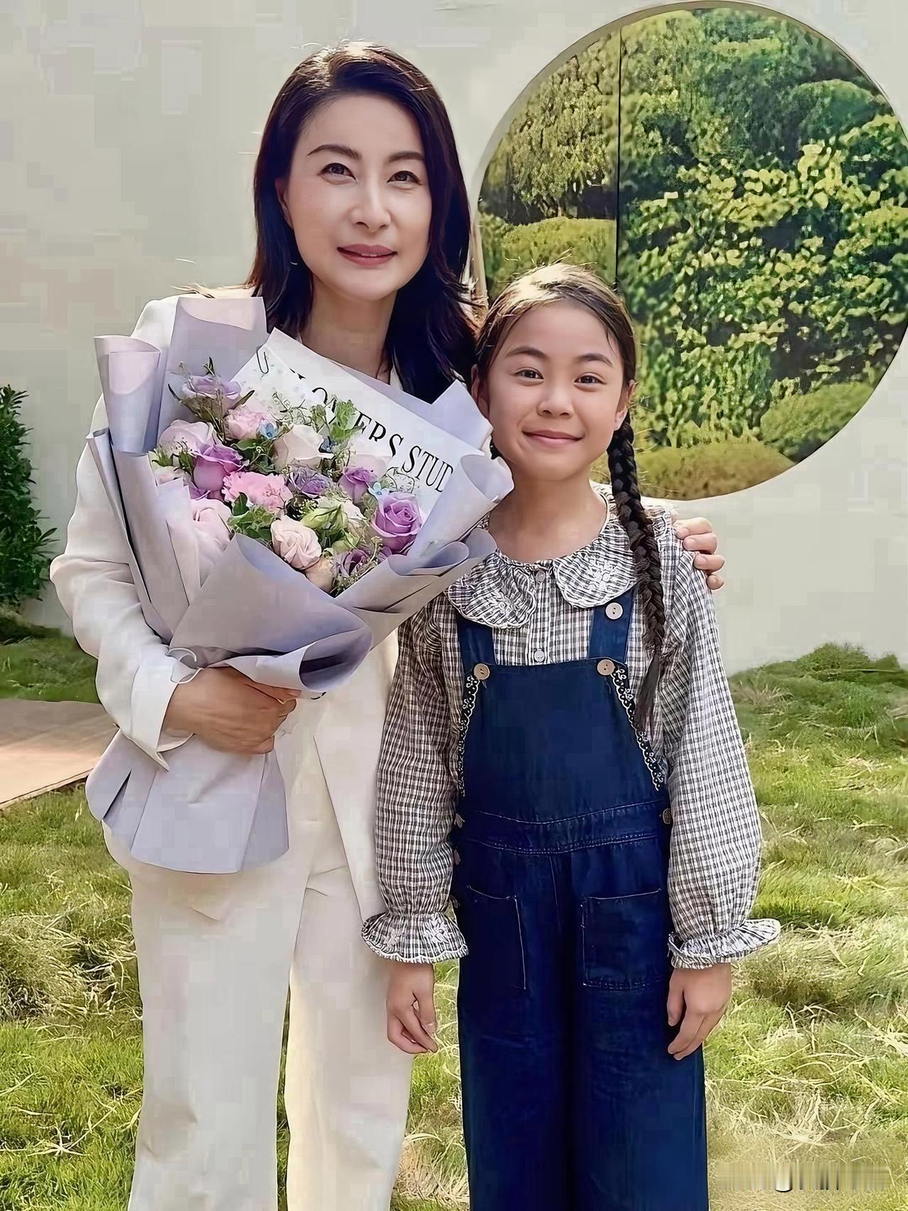 郭晶晶12岁女儿霍中妍正脸照曝光后，真是狠狠吸引了一波关注。她那张标准的鹅蛋脸，
