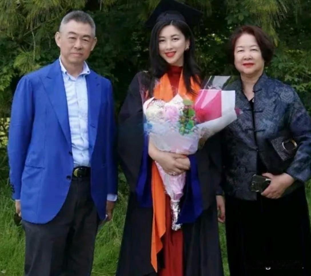 第一次见到朱珠和父母的合影，这长相简直和老父亲一个模子刻出来的！他父亲看着就很有