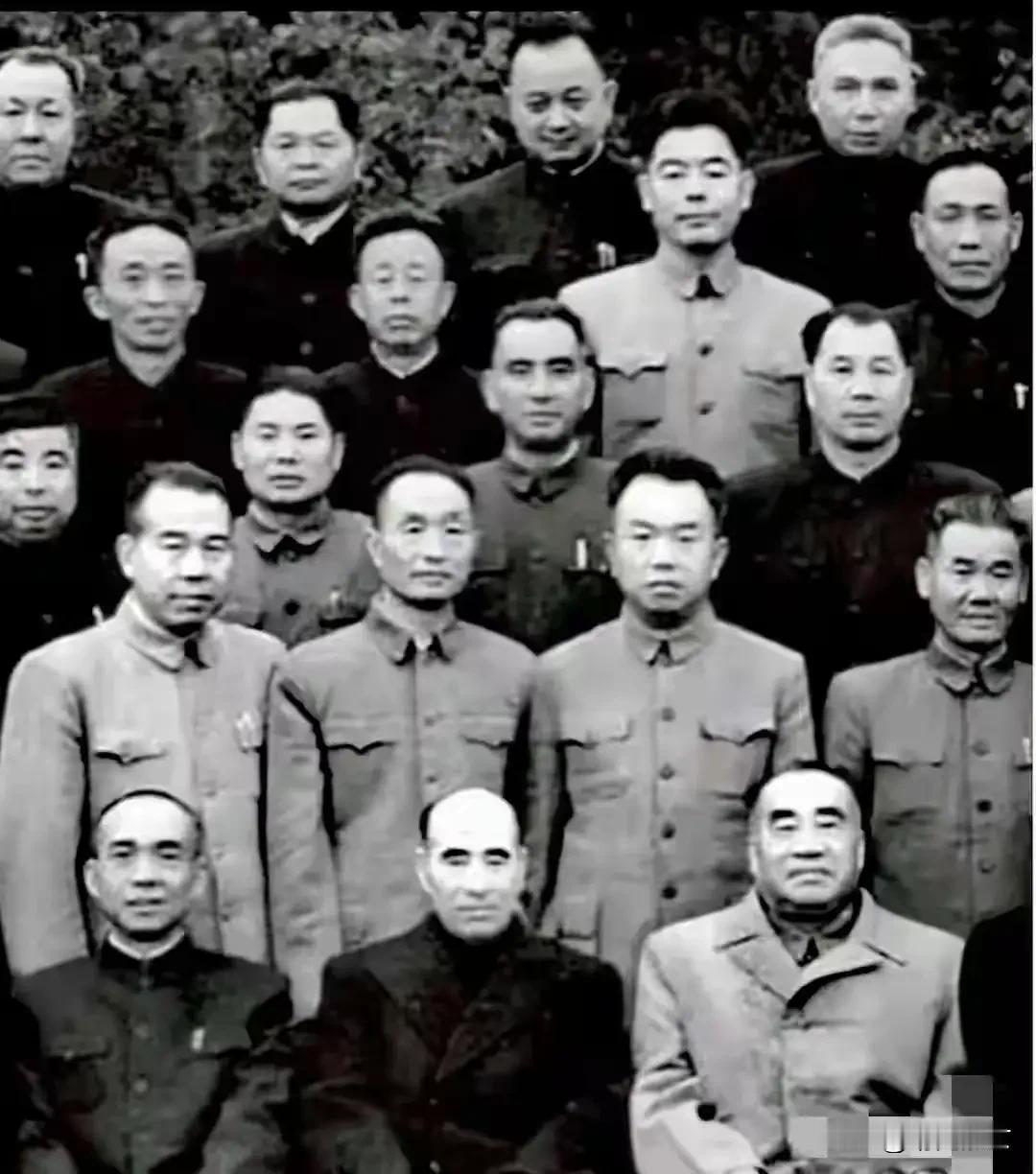 这是一张开国将帅们的珍贵大合照，能认出五个，历史绝对相当不错!