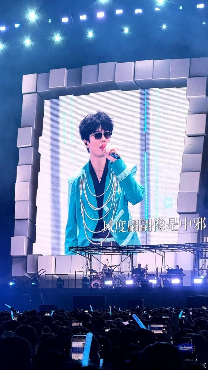 许嵩衣服上挂了六层珍珠项链青岛演唱会限定妆造，许嵩六层珍珠项链，为舞台增添满满的