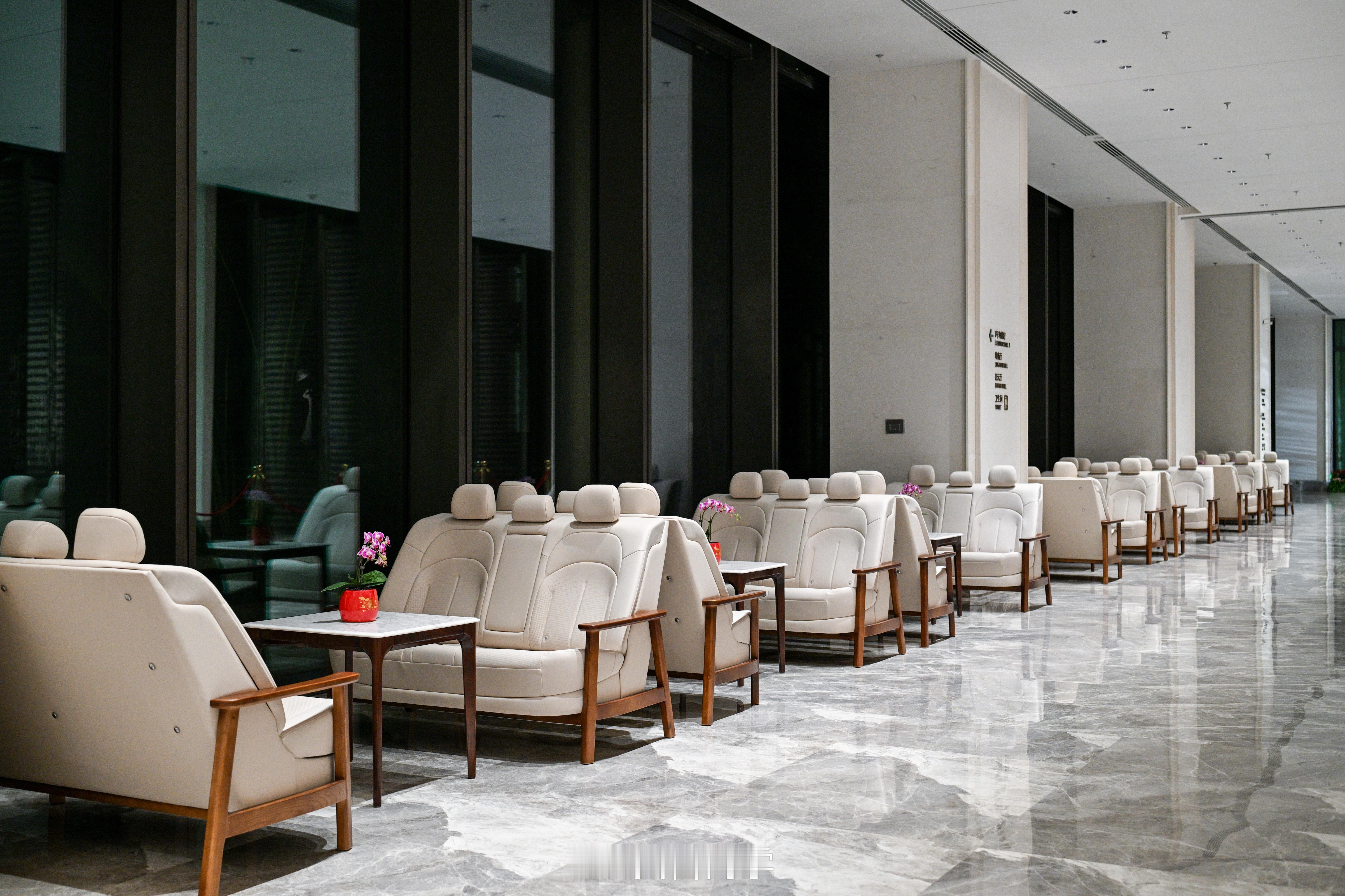 东风日产N6上市发布会？这现场风格如果事先不知道，我还以为走错片场了 沙发 + 