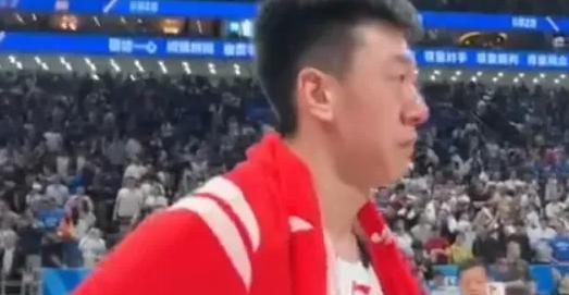 王少杰防守周琦时挂周琦身上了，连搂带抱，连抗带压全是犯规动作，挺好的小孩，到广东