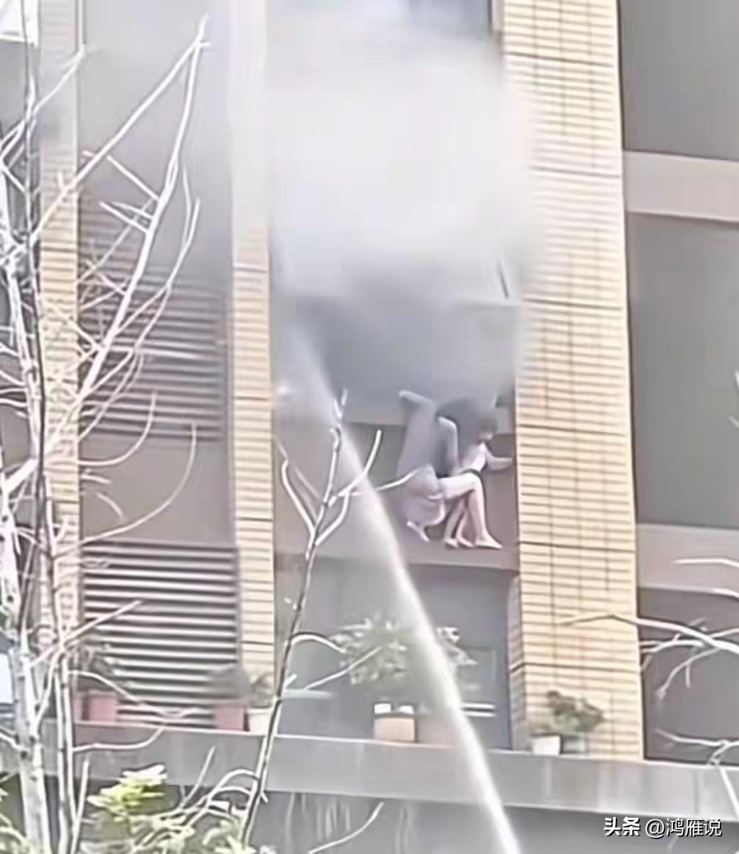 世事无常啊！连云港东方领秀小区发生的这场火灾，一死一伤，看得无数人止不住叹息。